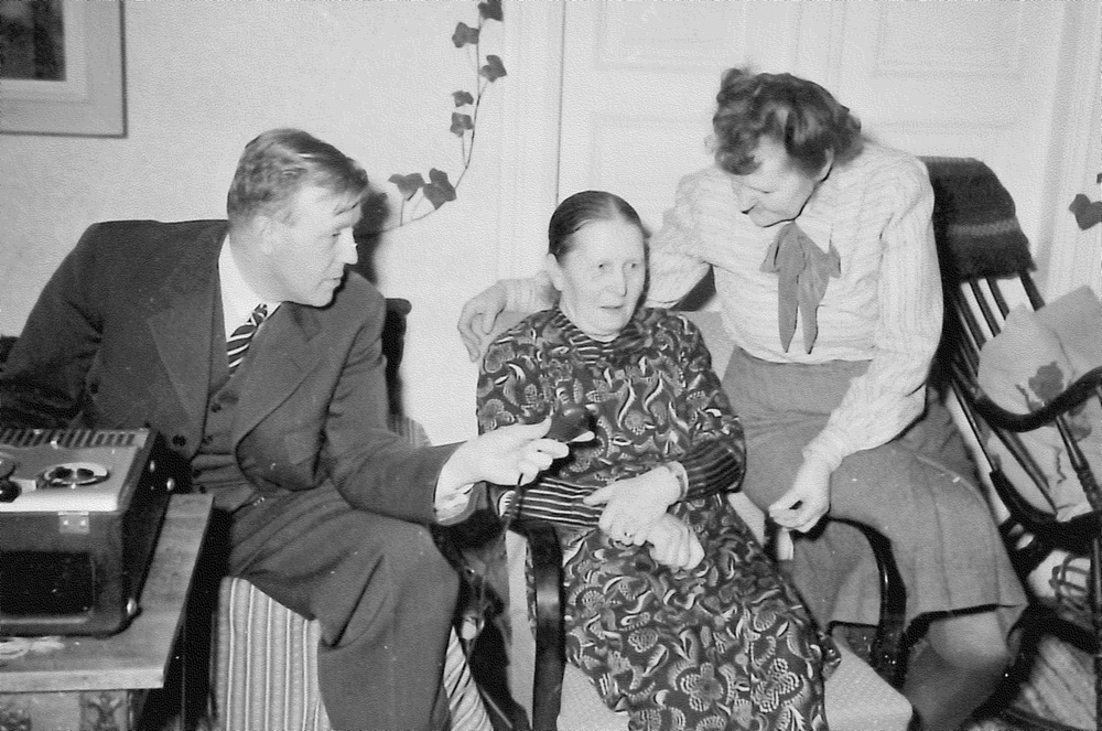 Inspelning 1950. Folke Hedblom intervjuar Kajsa Söder i Bergsjö, Hälsingland. Foto: D.O Zetterholm.