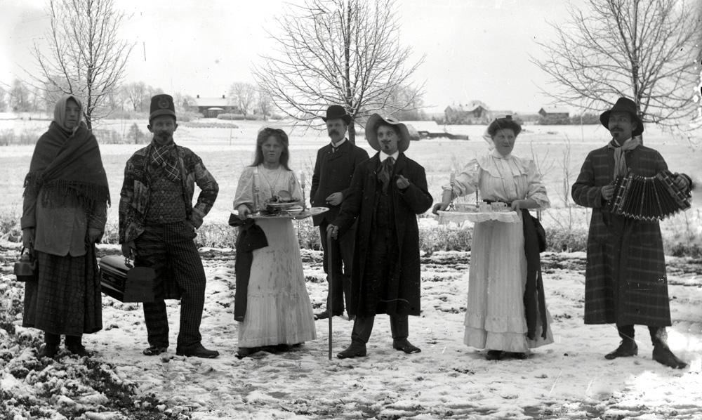 svartvitt fotografi med sju människor som är utklädda - två till lucior och resten i rockar och hattar. 